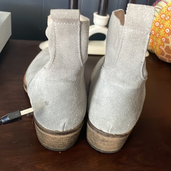 Ivylee Womens Grey Suede Split Front Pull On Low Heel Ankle 6.5 Booties - Picture 11 of 11